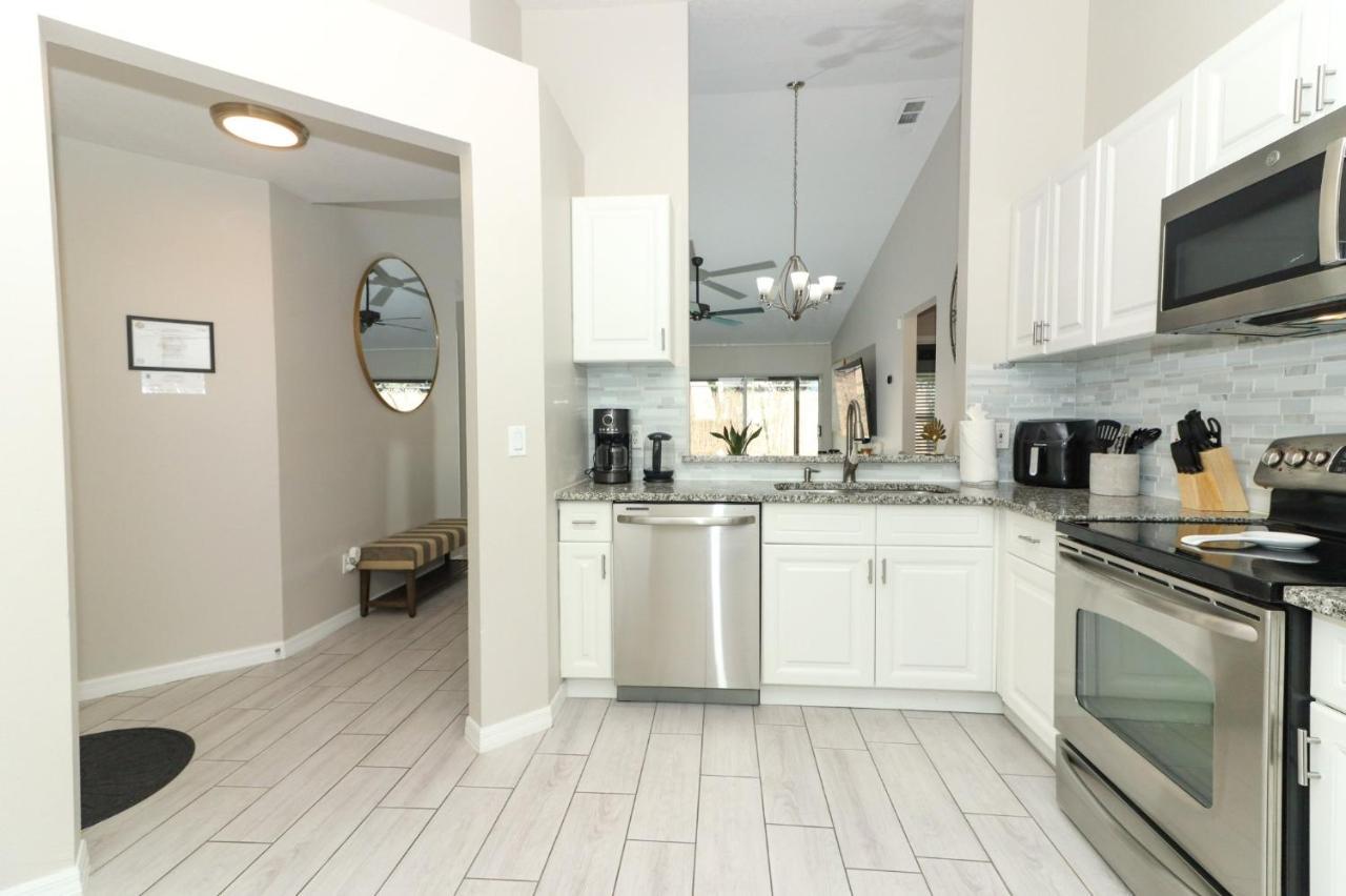 Lilys Stylish Villa Close To Disney Ideal For Long Stays Орландо Екстериор снимка